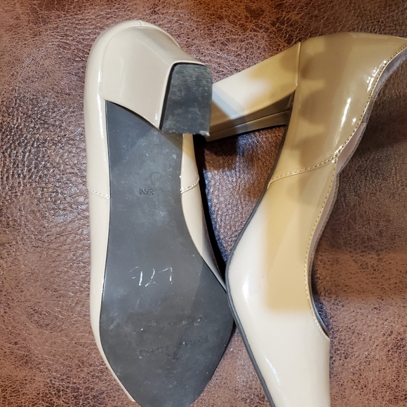 Taryn Rose Beige Open-Toe heel Size: 8 1/2 M - Picture 3 of 4